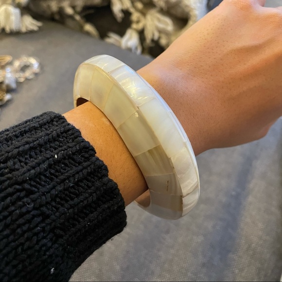 Thick white bangle - Picture 4 of 4